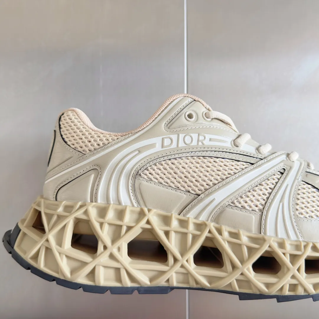 【DIOR】P:800💰 Men's 39-44. (Male 45.46 custom-made) Dior kawa Dior joint 2025ss casual sports shoes‼ ️ Reinterpret running shoes with dior’s haute couture style. b35 is made of fine-textured leather and mesh fabric materials. It can be worn in all seasons, is comfortable and breathable, and has many lines on the shoe body to outline details. It has a full retro three-dimensional feel and can create a casual look all year round!